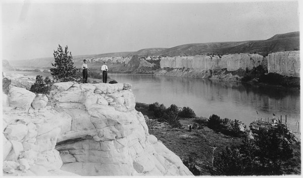 800px-Men_on_the_bluffs_overlooking_the_Missouri_River_and_the_boat_-_NARA_-_285911